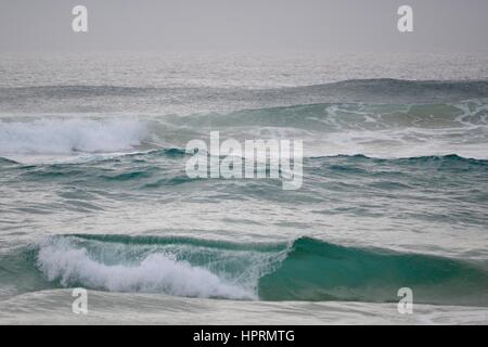 Stürmische nebligen Meer mit Wellen in alle Richtungen Stockfoto