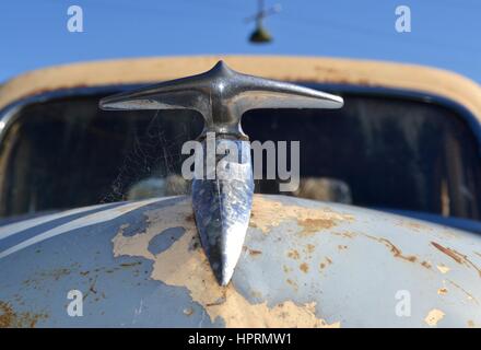 Alte rostige Autowrack in Großaufnahme auf die Kühlerfigur Stockfoto