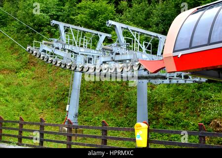 Seilbahn in Poiana Brasov, ein Winter-Ski resort in der Nähe der Stadt Brasov, Siebenbürgen, Rumänien. Stockfoto