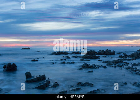 Kaikoura, Neuseeland. Blick über den Pazifischen Ozean aus Felsenküste im Morgengrauen. Stockfoto