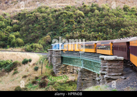 Dunedin, Otago, Neuseeland. Morgen-Service von der Taieri Gorge Railway Kreuzung Viadukt südlich von Hindon. Stockfoto