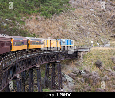 Dunedin, Otago, Neuseeland. Morgen-Service von der Taieri Gorge Railway Kreuzung Viadukt nördlich von Hindon. Stockfoto