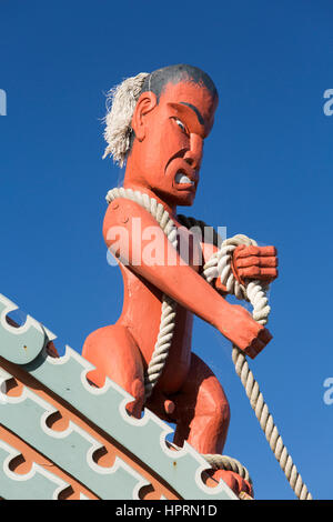 Kaikoura, Neuseeland. Bunte Pouwhenua Darstellung der mythologischen Figur der Maui Fischerei aus seinem Kanu. Stockfoto