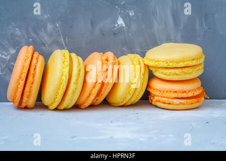 Hausgemachte Zitronen und Aprikosen Makronen auf einen konkreten Hintergrund. Stockfoto