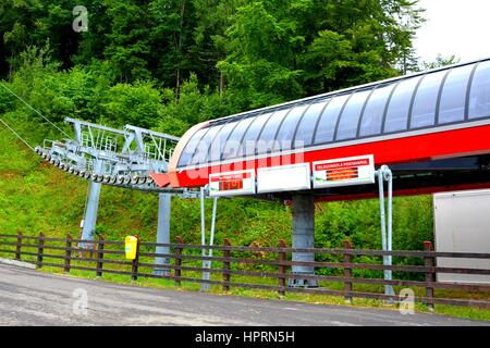 Seilbahn in Poiana Brasov, ein Winter-Ski resort in der Nähe der Stadt Brasov, Siebenbürgen, Rumänien. Stockfoto