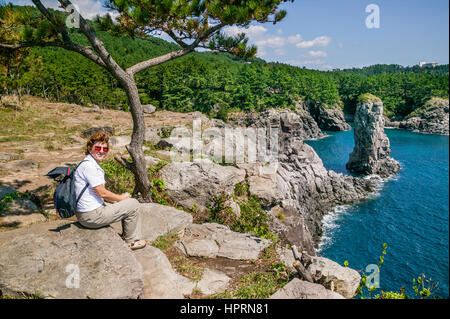 Südkorea, Jeju-Do, Jeju Island, Blick auf einsamen Felsen Oedolgae Stockfoto