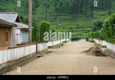 Dorfstraße in Pochonbo, Nordkorea / Nordkorea Stockfoto