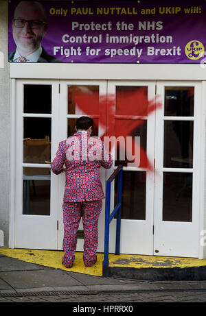 Graffiti in den Büros der Ukip in Stoke Stadt Zentrum wie Jeremy Corbyn Anrufe konfrontiert, seinen Standpunkt zu überdenken, nach Arbeit zu einem demütigenden Niederlage Niederlage in die Copeland Nachwahl abgestürzt. Stockfoto