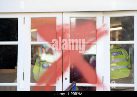 Graffiti in den Büros der Ukip in Stoke Stadt Zentrum wie Jeremy Corbyn Anrufe konfrontiert, seinen Standpunkt zu überdenken, nach Arbeit zu einem demütigenden Niederlage Niederlage in die Copeland Nachwahl abgestürzt. Stockfoto