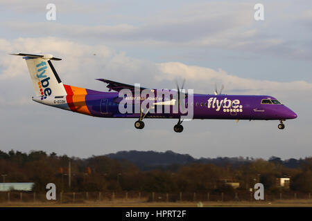 Flybe Bombardier Dash-8 Q400 G-ECOH landet auf dem Flughafen Southampton Stockfoto