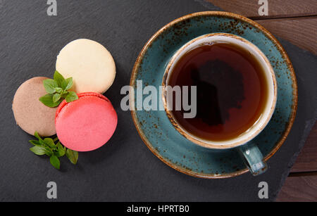 französischer süße Delikatesse, Makronen und Tasse Tee Stockfoto
