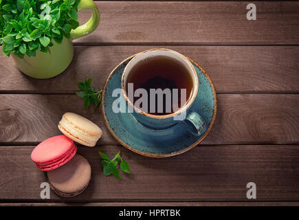 bunte Makronen Cookies auf rustikalen hölzernen Hintergrund Stockfoto