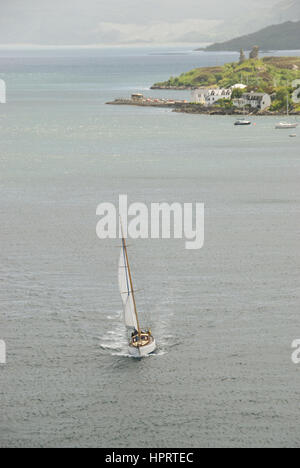 Ozean-Yacht auf Kyle Akin gesehen von der Skye Bridge, Schottland Stockfoto