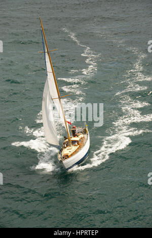 Ozean-Yacht auf Kyle Akin gesehen von der Skye Bridge, Schottland Stockfoto