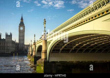 Westminster Bridge und der Palace of Westminster mit Big Ben (Elizabeth Tower) im Hintergrund. London, UK Stockfoto