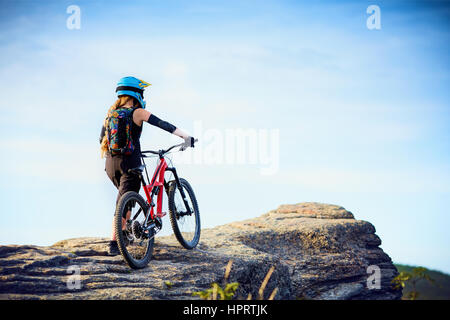 Weibliche MTB Mountainbiker genießt die Aussicht während der Radtour Stockfoto