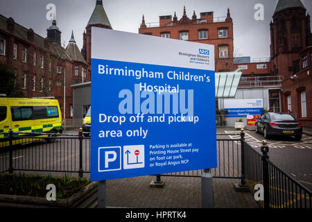 Melden Sie sich vor dem Eingang zu Birmingham Frauen und Kinder Krankenhaus, Bermingham, West Midlands, UK Stockfoto