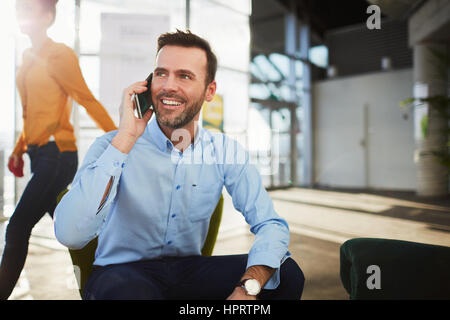 Gut aussehend Geschäftsmann während der Kaffeepause in einem Café am Telefon sprechen Stockfoto