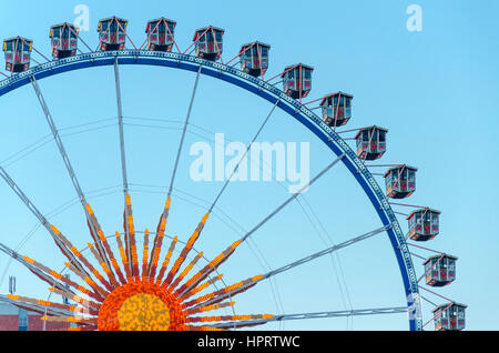 Riesenrad am Berliner Weihnachtszeit, deutschen Weihnachtsmarkt, Berlin, Deutschland Stockfoto