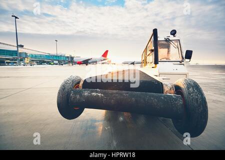 Täglichen Leben am Flughafen. Vorbereitung der Flugzeuge vor dem Flug. -selektiven Fokus Stockfoto