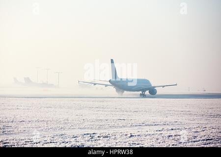 Flughafen im Winter. Flugzeug ist in frostigen Tag auszuziehen. Stockfoto