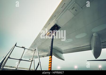 Prozess der Betankung Passagierflugzeug auf dem Flughafen Stockfoto