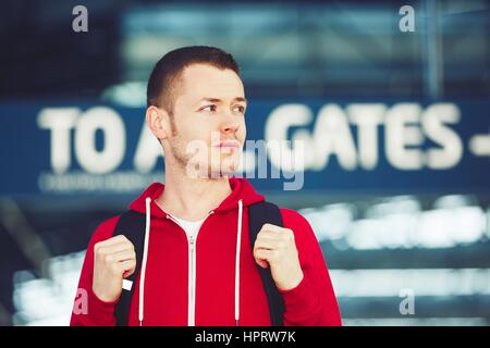 Porträt des hübschen jungen Reisenden am Flughafen Stockfoto