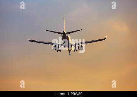 Silhouette der das Flugzeug bei der Landung am Flughafen Stockfoto