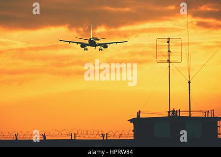 Silhouette der das Flugzeug bei der Landung am Flughafen Stockfoto