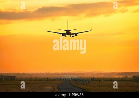 Silhouette der das Flugzeug bei der Landung am Flughafen Stockfoto