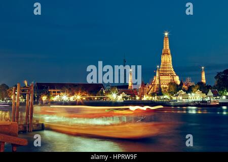 Tempel Wat Arun in Nacht - Bangkok, Thailand Stockfoto