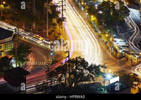 Kreuzung in der Nacht - Bangkok, Thailand Stockfoto