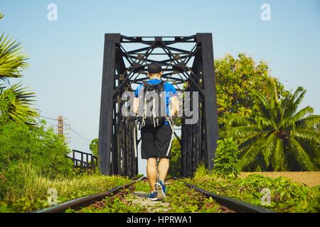 Junge Reisende mit Rucksack Reisen in Asien Stockfoto