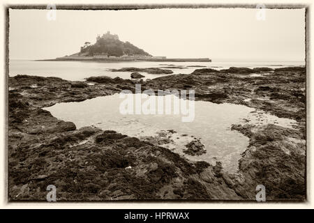 Getönten Dämmerung geschossen an nebligen Morgen mit langer Belichtungszeit von St Michaels Mount mit Rock Pool im Vordergrund, West Cornwall, England, UK im Februar Stockfoto