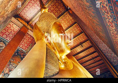 Goldene Statue des liegenden Buddha im Wat Pho (Pho Tempel) in Bangkok, Thailand. Stockfoto