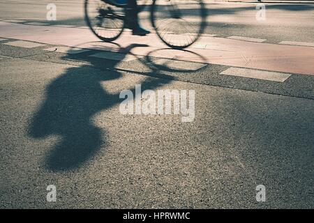 Silhouette der Radfahrer auf der Straße bei Sonnenaufgang Stockfoto