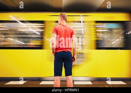 Verkehr in der u-Bahn. Junger Mann wartet auf die u-Bahn. Berlin, Deutschland Stockfoto