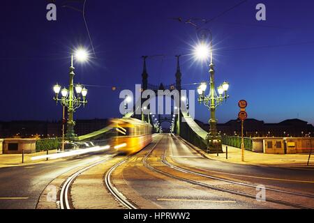 Straßenbahn auf Liberty Bridge (Brücke der Freiheit) in Budapest, Ungarn Stockfoto