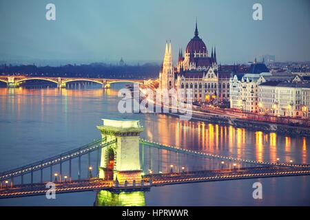 Erstaunliche Dämmerung mit der Széchenyi Kettenbrücke und Parlament in Budapest - Vintage-Stil Stockfoto