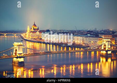 Erstaunliche Dämmerung mit der Széchenyi Kettenbrücke und Parlament in Budapest - Vintage-Stil Stockfoto