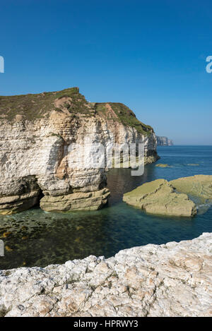 Schöne Kieselstrand am Thornwick Bucht, Flamborough Head an der Ostküste von England. Ein beliebtes Ausflugsziel mit atemberaubenden Landschaft. Stockfoto