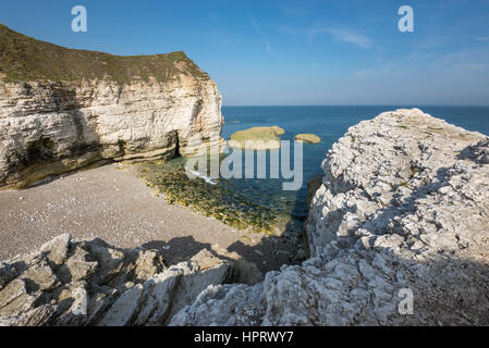 Schöne Kieselstrand am Thornwick Bucht, Flamborough Head an der Ostküste von England. Ein beliebtes Ausflugsziel mit atemberaubenden Landschaft. Stockfoto