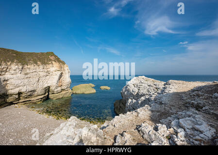 Schöne Kieselstrand am Thornwick Bucht, Flamborough Head an der Ostküste von England. Ein beliebtes Ausflugsziel mit atemberaubenden Landschaft. Stockfoto