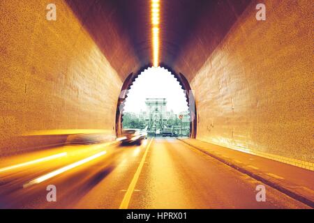 Verkehr in städtischen Tunnel - Budapest, Ungarn Stockfoto