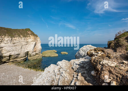 Schöne Kieselstrand am Thornwick Bucht, Flamborough Head an der Ostküste von England. Ein beliebtes Ausflugsziel mit atemberaubenden Landschaft. Stockfoto