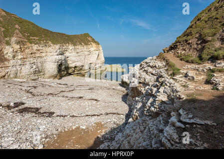 Schöne Kieselstrand am Thornwick Bucht, Flamborough Head an der Ostküste von England. Ein beliebtes Ausflugsziel mit atemberaubenden Landschaft. Stockfoto