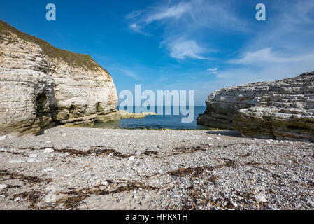 Schöne Kieselstrand am Thornwick Bucht, Flamborough Head an der Ostküste von England. Ein beliebtes Ausflugsziel mit atemberaubenden Landschaft. Stockfoto