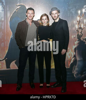 (links nach rechts) Luke Evans, Emma Watson und Dan Stevens während ein Foto mit der Besetzung von die schöne und das Biest, The Corinthia Hotel London nennen. Stockfoto