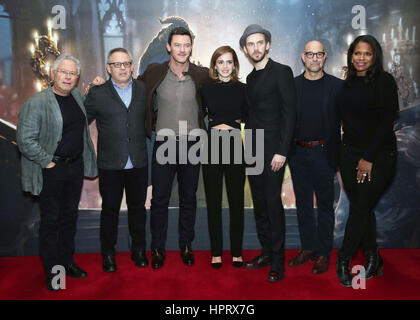 (links nach rechts) Komponist Alan Menken, Regisseur Bill Condon, Luke Evans, Emma Watson, Dan Stevens, Stanley Tucci und Audra Mcdonald während ein Foto mit der Besetzung von die schöne und das Biest, The Corinthia Hotel London nennen. Stockfoto