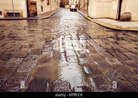 Straße bei starkem Regen - Prag, Tschechische Republik Stockfoto